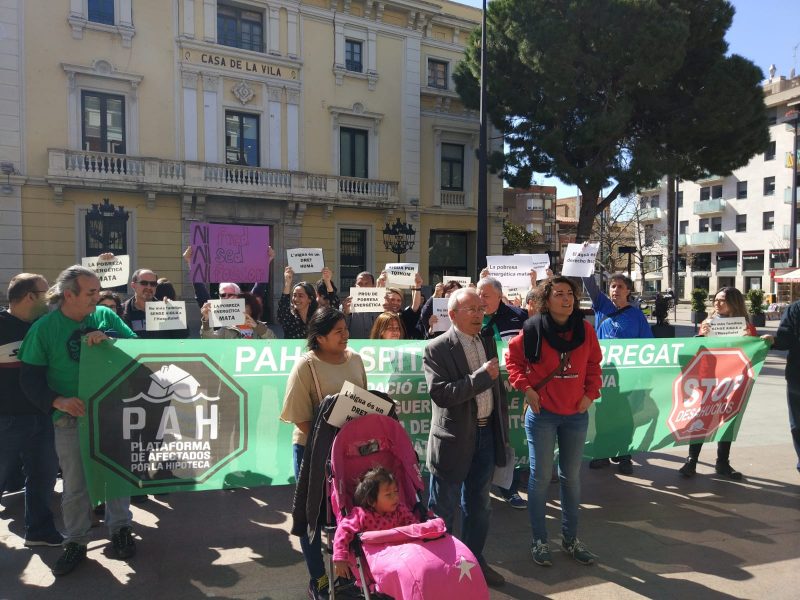 ABD se suma a la concentración ante el Ayuntamiento de Hospitalet para reclamar soluciones para garantizar el acceso al agua de toda la ciudadanía