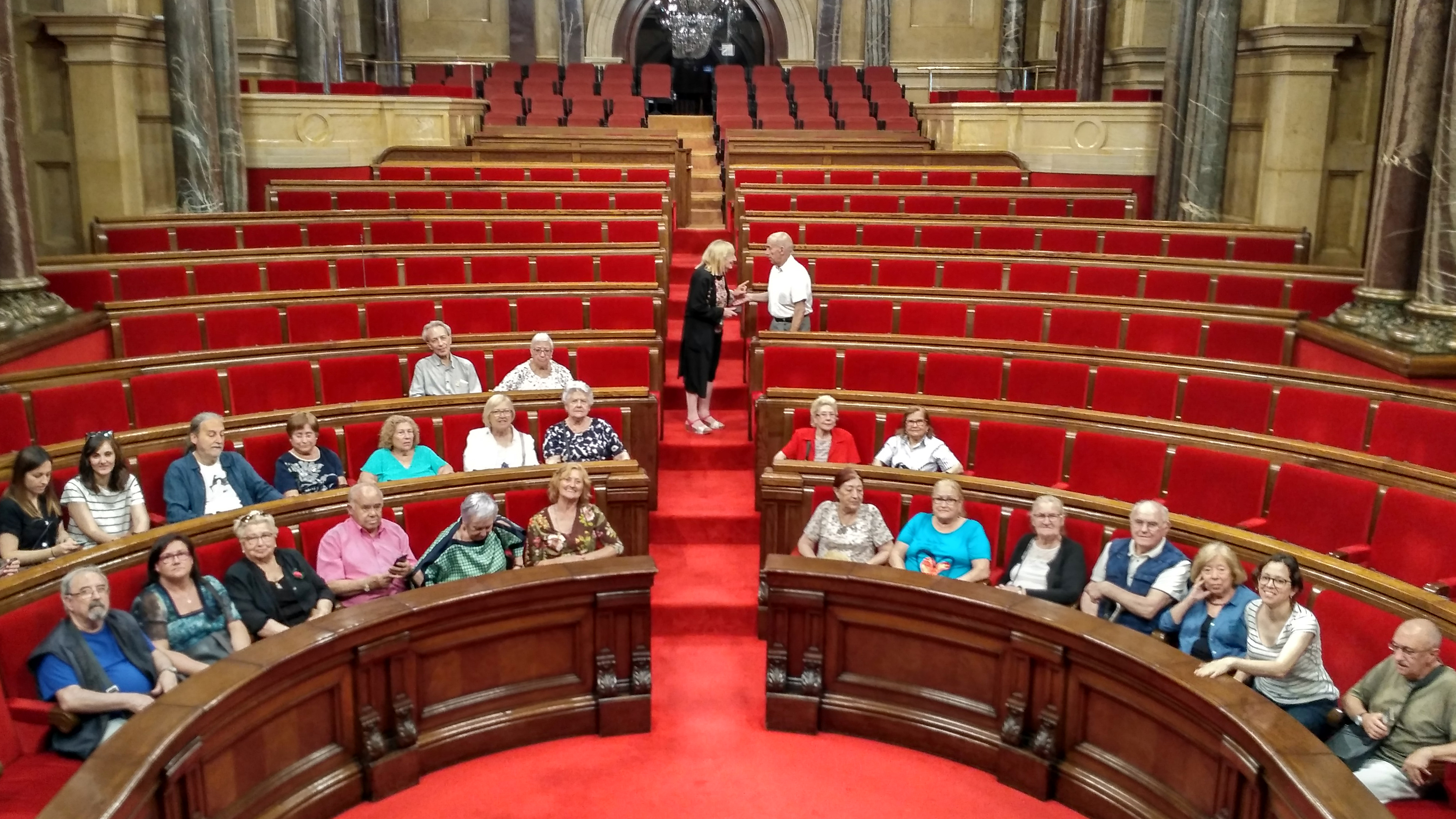 Els usuaris i usuàries dels Habitatges per a Persones Grans visiten el Parlament de Catalunya