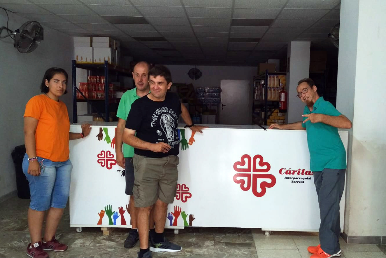 Las personas usuarias del Centro Abierto Habilitare ABD Torrent, en Valencia, dan alimentos a la delegación de Cáritas de la zona