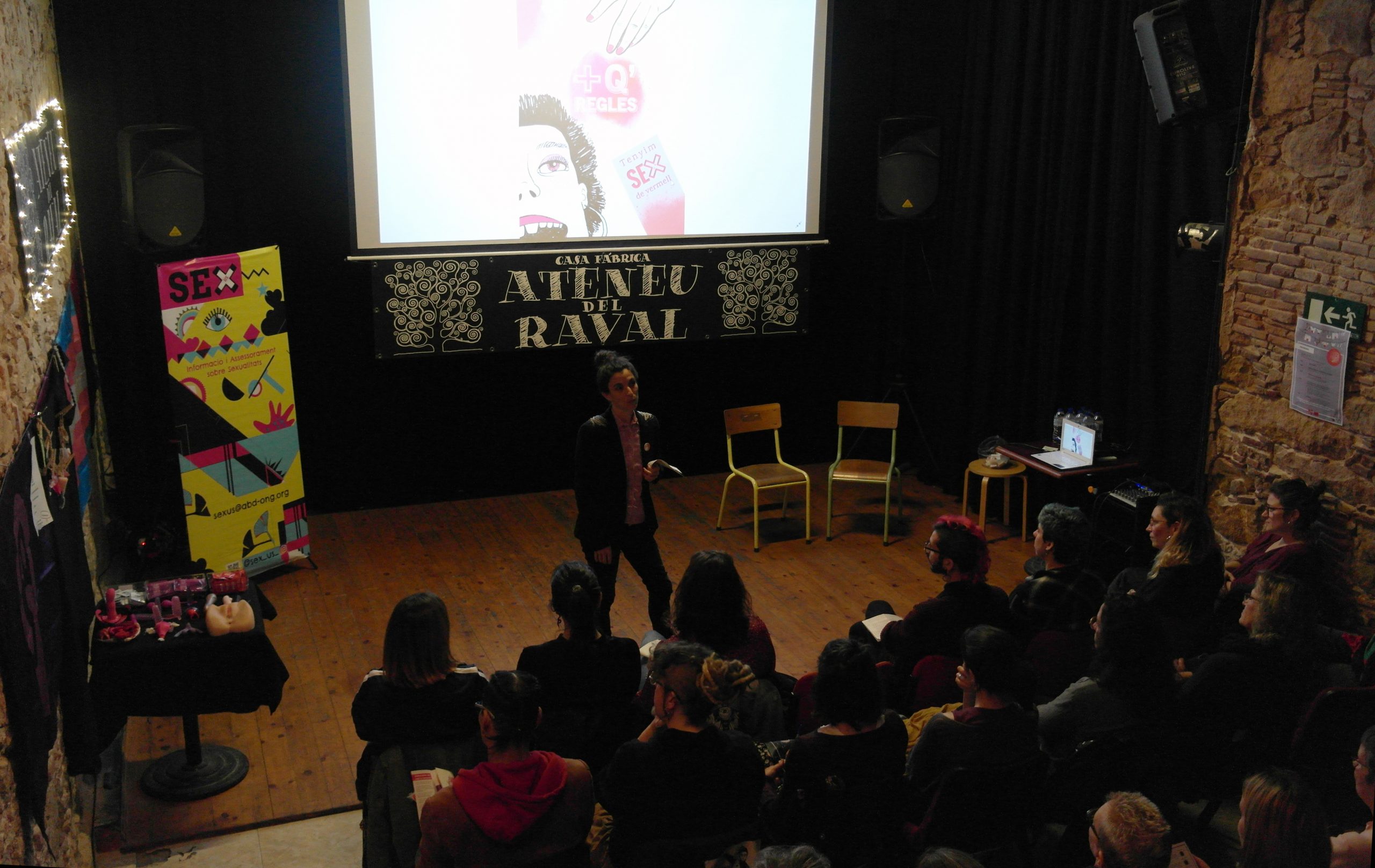 La campanya ‘+Q Regles’ de Sexus s’estrena a l’Ateneu del Raval amb un debat i una improvisació teatral al voltant de la menstruació