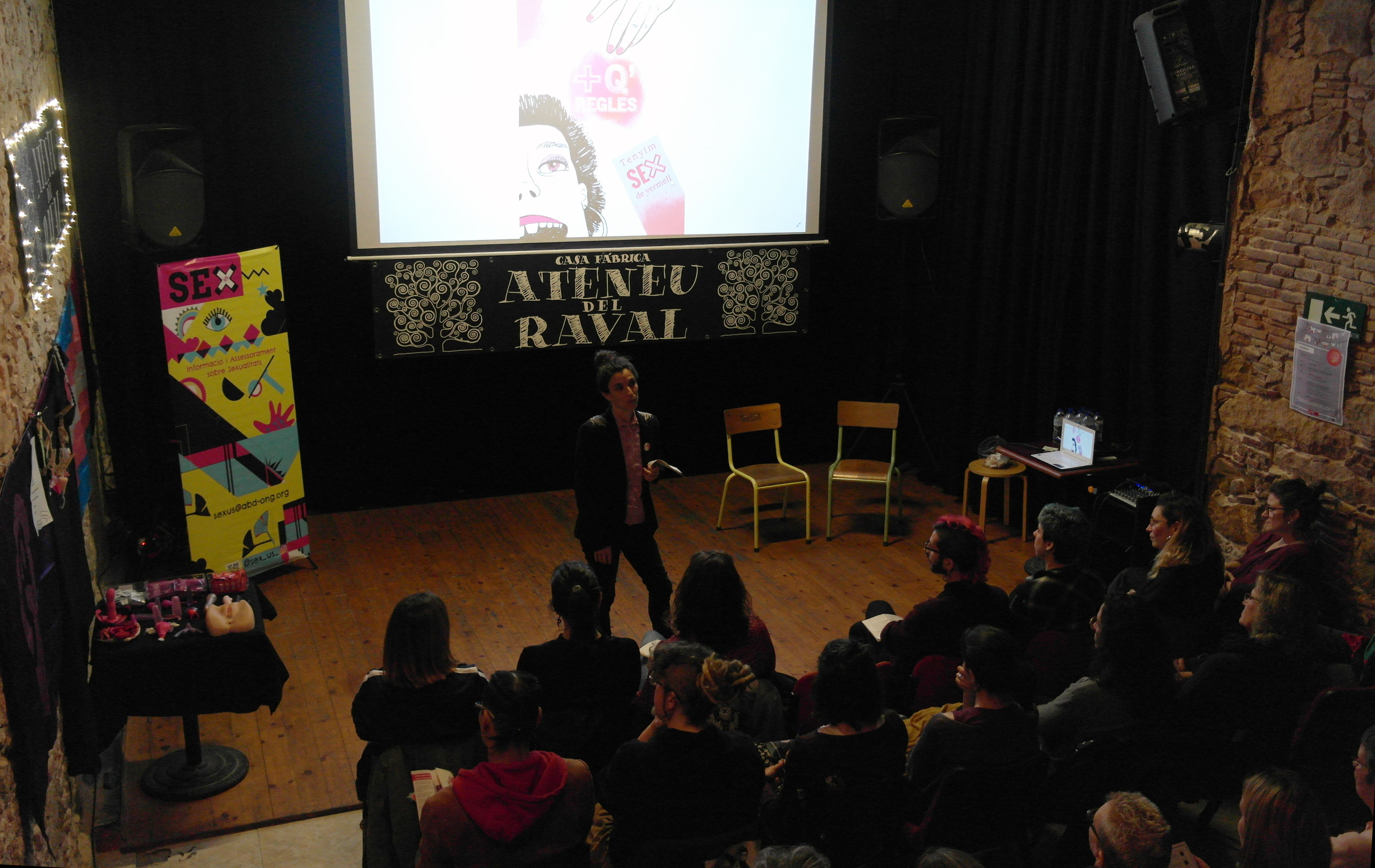 La campaña ‘+ Q Reglas’ de Sexus se estrena en el Ateneu del Raval con un debate y una improvisación teatral alrededor de la menstruación