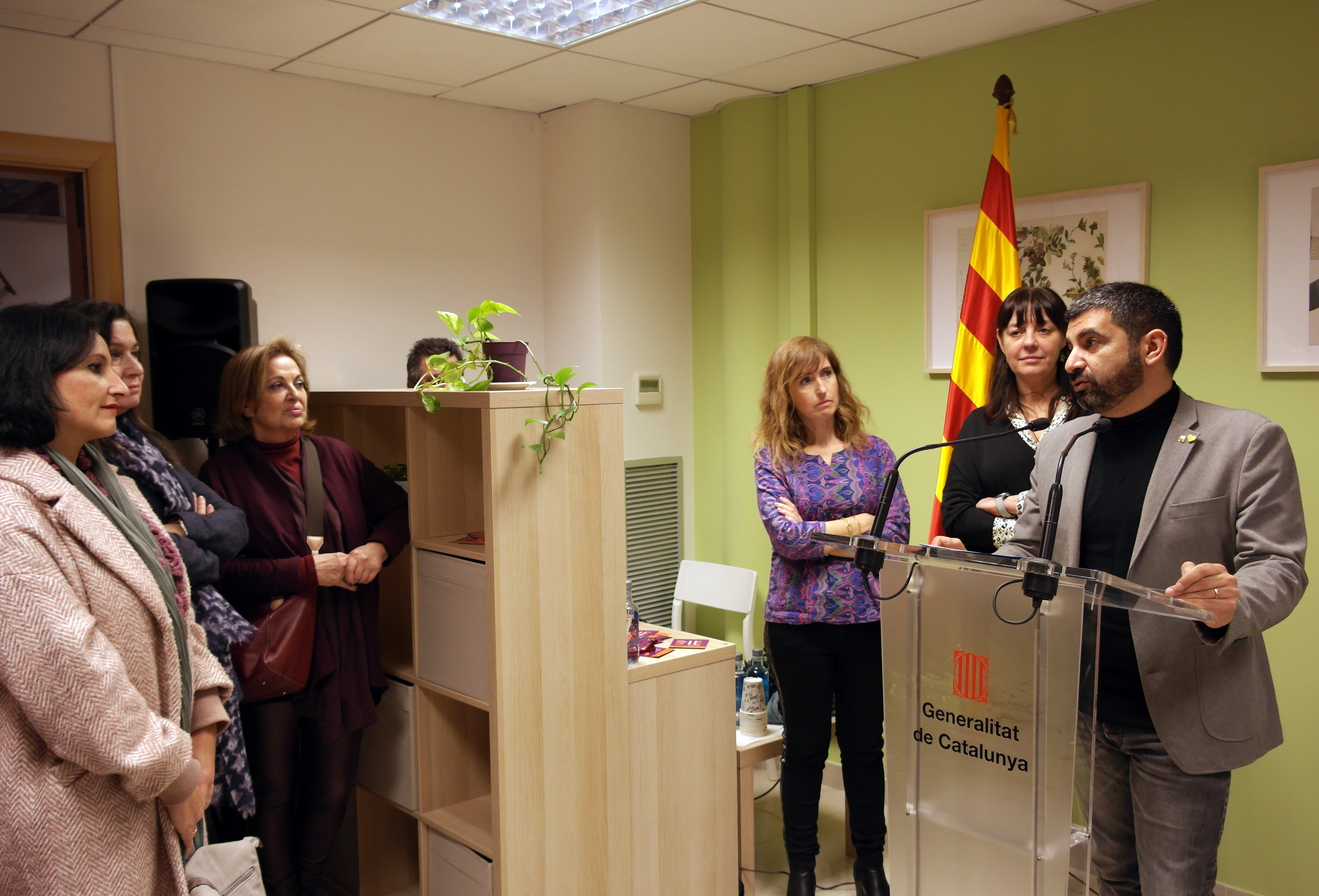 El conseller El Homrani inaugura un nuevo servicio para atender mujeres en situación de violencia machista y sus hijos e hijas en el Garraf-Penedès